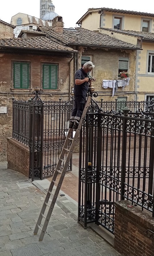 Чистильщик Пипок на воротах в Сиене